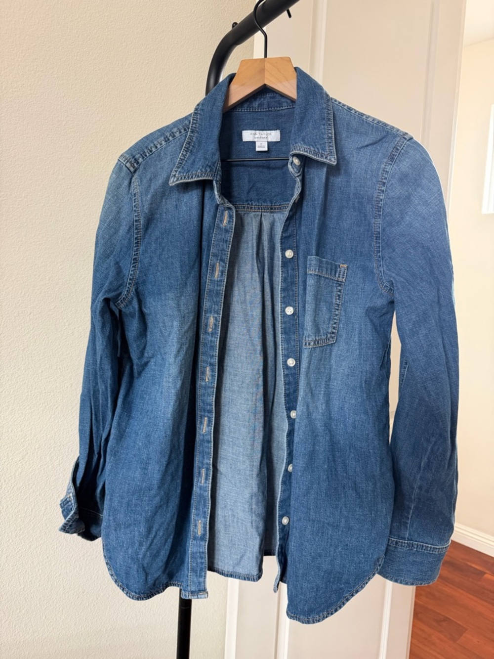 Ann Taylor Women's weekend Blue Denim Button-Down Shirt - Picture 2 of 5